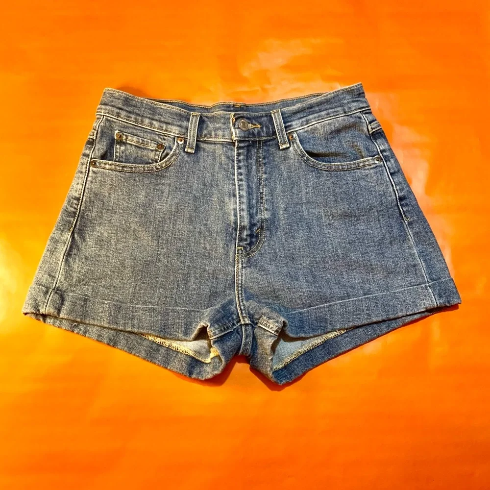 Levi's Medium Wash Roll Cuff Midi Shorts Women's Size 28 - Picture 2 of 7